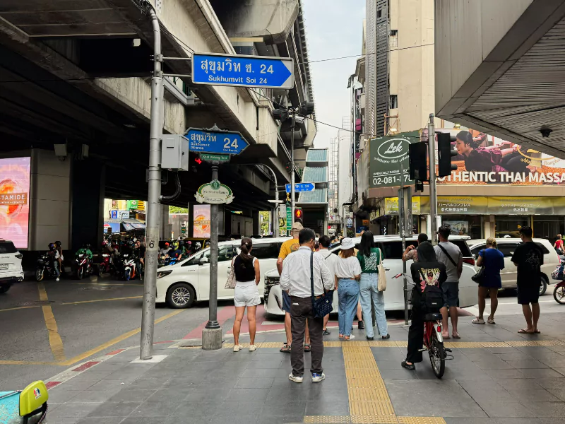 cars don't stop so use a traffic light in bangkok