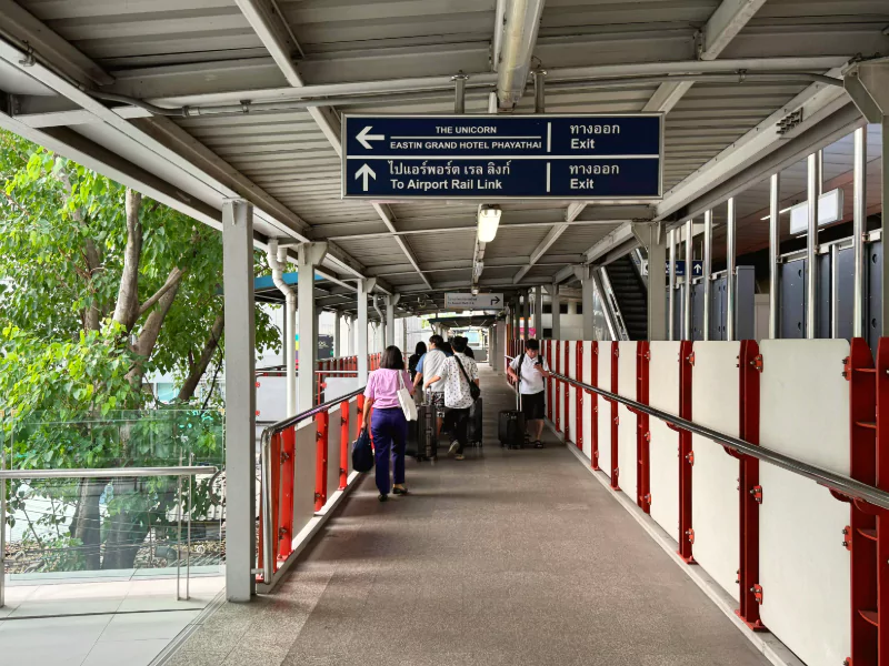 easy connection to the bts and airport rail link