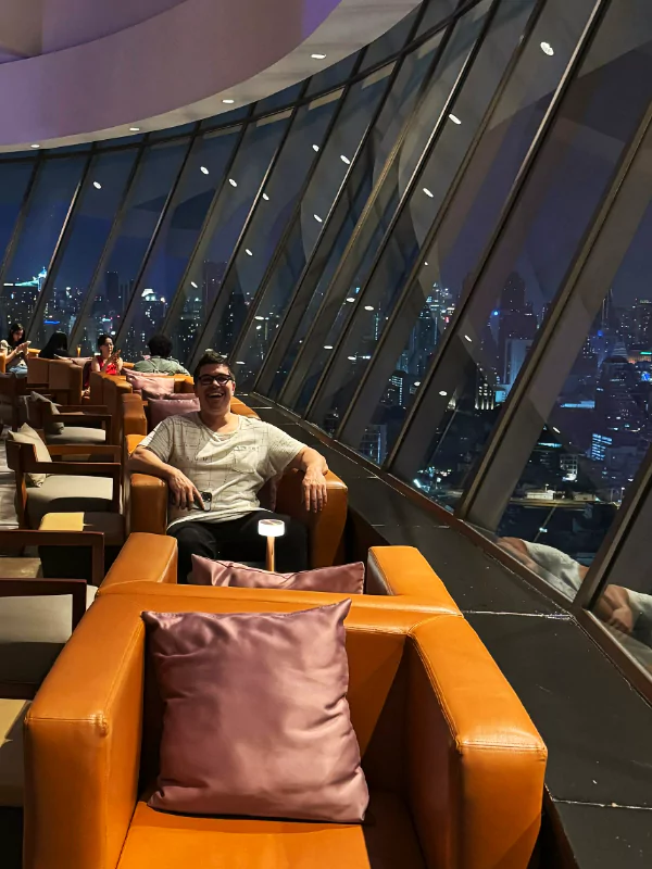 laurens chilling with a view in the 360 bar