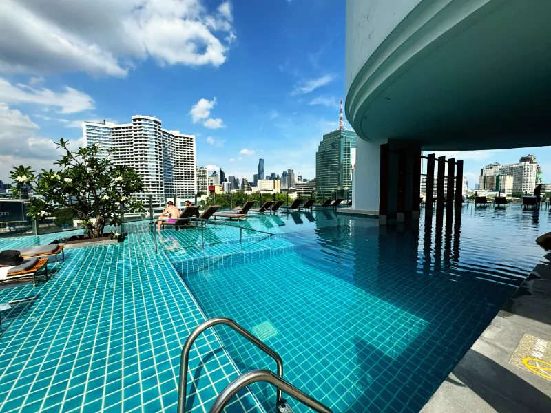 infinity pool millenium hilton bangkok