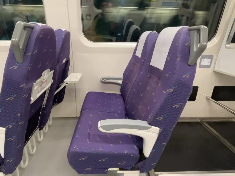 seat on taipei mrt from airport to city