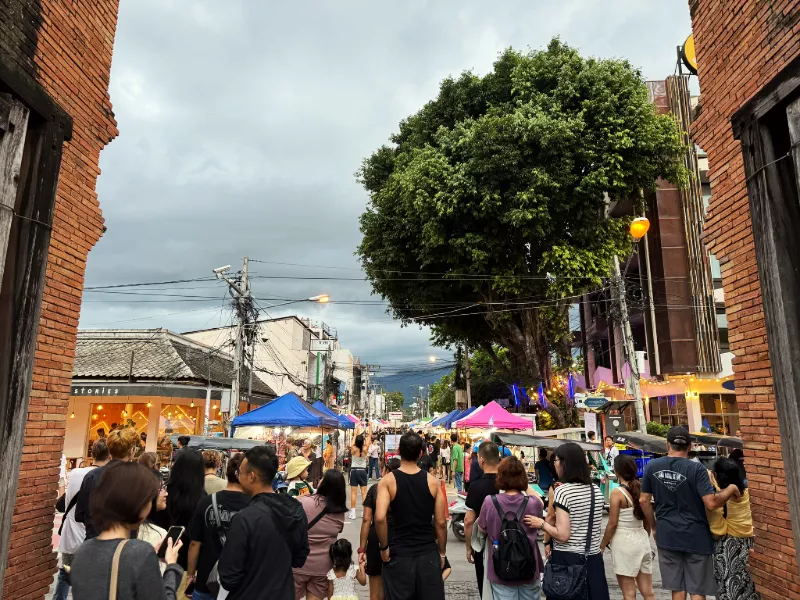 Tha Phae Gate Sunday Walking Street Night Market